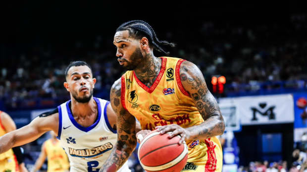 Mike Scott dribbles the ball during a Baloncesto Superior Nacional basketball game for Gigantes de Carolina.
